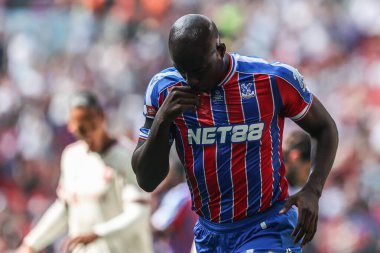 Kristal Saray 'dan Jean-Philippe Mateta, 10 Ağustos 2025' te Londra 'daki Wembley Stadyumu' nda oynanan FA Community Shield maçı sırasında 1-1 kazanma hedefini kutluyor.