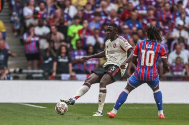 Liverpool 'dan İbrahima Konat, 10 Ağustos 2025' te Londra 'daki Wembley Stadyumu' nda oynanan FA Community Shield maçı sırasında pas verdi.