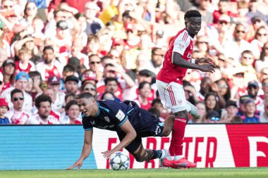 Arsenal 'den Bukayo Saka, 9 Ağustos 2025' te Londra 'daki Emirates Stadyumu' nda oynanan sezon öncesi dostluk maçı Arsenal ile Athletic Bilbao maçında faul yaptı.