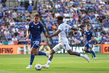Sheffield 'li Jamal Lowe, 10 Ağustos 2025' te İngiltere 'nin Leicester şehrindeki King Power Stadyumu' nda Leicester City ile Sheffield Çarşamba günü oynanan Gökyüzü İddia Şampiyonası karşılaşmasında topu geçiyor.