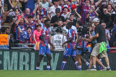 Crystal Palace 'dan Ismala Sarr, 10 Ağustos 2025' te Londra 'daki Wembley Stadyumu' nda oynanan FA Community Shield maçı sırasında 2-2 'lik galibiyet golünü kutluyor.