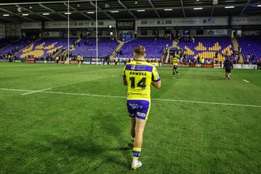 Warrington Wolves 'tan Sam Powell, Betfred Süper Lig 21. Maçı' nda taraftarları alkışlıyor. Warrington Wolves, Wigan Warriors 'a karşı Halliwell Jones Stadı, Warrington, İngiltere, 8 Ağustos 2025