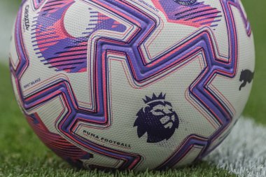 Premier League rozeti, İngiltere 'nin Liverpool kentindeki Hill Dickinson Stadyumu' nda oynanan Everton-A.S. Roma maçında oynanan resmi Puma futbol maçında, 9 Ağustos 2025 tarihli resmi futbol topu.