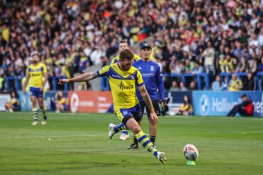 Warrington Wolves takımından Marc Sneyd, 8 Ağustos 2025 'te Warrington, İngiltere' de oynanan 21. Warrington Wolves vs Wigan Warriors maçında penaltı aldı.