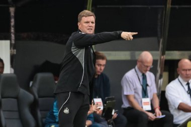 Newcastle United 'ın teknik direktörü Eddie Howe, 8 Ağustos 2025' te St. James 's Park, Newcastle' da oynanan sezon öncesi dost Newcastle United-Espanyol maçında teknik alanda tepki gösterdi.