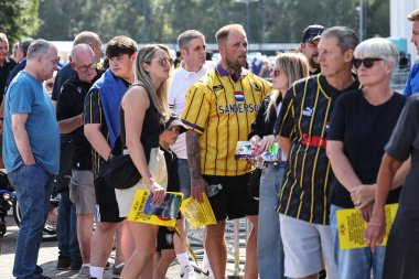 Sheffield Wednesday taraftarları, 10 Ağustos 2025 'te İngiltere' nin Leicester kentindeki King Power Stadyumu 'nda Leicester City ile Sheffield Çarşamba günü oynanan Sky Bet Şampiyonası maçında bekçileri Dejphon Chansiri' yi protesto ettiler.