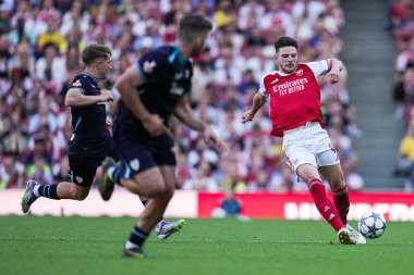 Arsenal 'den Declan Rice, 9 Ağustos 2025' te İngiltere 'nin Emirates Stadyumu' nda oynanan sezon öncesi dostluk maçı Arsenal - Athletic Bilbao maçında ileri pas attı.
