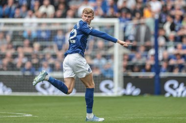 Everton 'dan Jarrad Branthwaite takım talimatlarını 9 Ağustos 2025' te İngiltere 'nin Liverpool kentinde bulunan Hill Dickinson Stadyumu' nda oynanan Everton-A.S. Roma maçında verir.