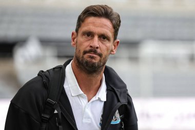 Newcastle United 'ın müdür yardımcısı Jason Tindall, sezon öncesi dost canlısı Newcastle United ile Espanyol arasındaki 8 Ağustos 2025' te St. James 's Park, Newcastle' a geldi.