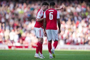 Arsenal 'den Declan Rice ve Arsenal' den Gabriel, 9 Ağustos 2025 'te Emirates Stadyumu' nda Arsenal ve Athletic Bilbao arasında oynanan sezon öncesi dostluk maçı sırasında iletişim halindeler.