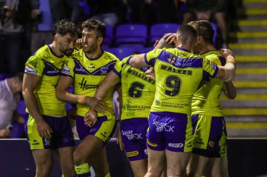 Warrington Wolves takımından George Williams, 8 Ağustos 2025 'te Warrington, Warrington' da oynanan 21. Warrington Wolves vs Wigan Warriors karşılaşmasında denemesini kutluyor.
