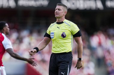 Hakem Robert Jones sezon öncesi dostluk maçı sırasında Arsenal, Athletic Bilbao 'ya karşı Emirates Stadyumu, Londra, İngiltere, 9 Ağustos 2025