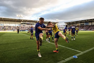 Warrington Wolves 'tan Josh Thewlis ve Warrington Wolves' tan Jake Thewlis, 8 Ağustos 2025 'te Halliwell Jones Stadyumu' nda oynanan 21.