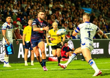 St. Helens takımından Kyle Feldt, Wakefield Trinity 'nin St Helens' e karşı oynadığı 8 Ağustos 2025 'teki Betfred Süper Lig karşılaşmasında pas verdi.