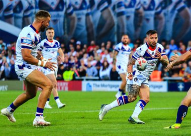 Wakefield Trinity 'den Liam Hood, Wakefield Stadyumu' nda oynanan 21. Betfred Süper Ligi karşılaşmasında pas veriyor.