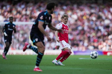 Arsenal 'den Martin degaard, 9 Ağustos 2025' te İngiltere 'nin Emirates Stadyumu' nda Arsenal 'in Athletic Bilbao' ya karşı oynadığı ön sezon dostluk maçında forvet oynuyor.