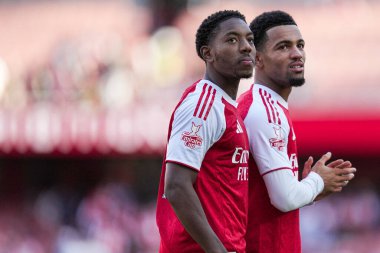 Arsenal 'den Myles Lewis-Skelly ve Arsenal' den Ethan Nwaneri, 9 Ağustos 2025 'te Emirates Stadyumu' nda oynanan Arsenal - Athletic Bilbao maçında