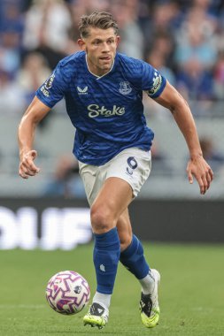 Everton 'dan James Tarkowski, 9 Ağustos 2025' te İngiltere 'nin Liverpool kentindeki Hill Dickinson Stadyumu' nda oynanan Everton-A.S. Roma maçında topa vuruyor.