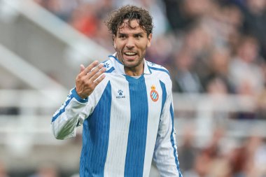 Espanyol 'dan Leandro Cabrera, 8 Ağustos 2025' te İngiltere, Newcastle 'daki St. James' s Park 'ta sezon öncesi dost canlısı Newcastle United' a karşı Espanyol maçında takımına talimatlar veriyor.