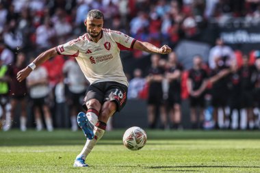 Liverpool 'dan Cody Gakpo, 10 Ağustos 2025' te İngiltere 'nin Wembley Stadyumu' nda Liverpool 'a karşı oynanan FA Community Shield maçı sırasında aldığı penaltıyı kaydetti.