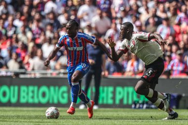 Crystal Palace 'dan Eberechi Eze, 10 Ağustos 2025' te Londra 'daki Wembley Stadyumu' nda oynanan FA Community Shield maçı sırasında topu bırakıyor.