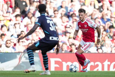 Arsenal 'den Ben White, 9 Ağustos 2025' te Birleşik Krallık 'ın Emirates Stadyumu' nda oynanan Arsenal - Athletic Bilbao maçında topa vuruyor.