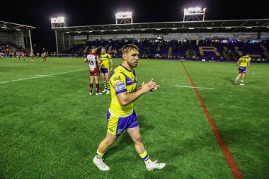 Warrington Wolves 'tan Sam Powell, Betfred Süper Lig 21. Maçı' nda taraftarları alkışlıyor. Warrington Wolves, Wigan Warriors 'a karşı Halliwell Jones Stadı, Warrington, İngiltere, 8 Ağustos 2025
