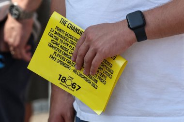 Sheffield Wednesday taraftarları, 10 Ağustos 2025 'te İngiltere' nin Leicester kentindeki King Power Stadyumu 'nda Leicester City ile Sheffield Çarşamba günü oynanan Sky Bet Şampiyonası maçında bekçileri Dejphon Chansiri' yi protesto ettiler.