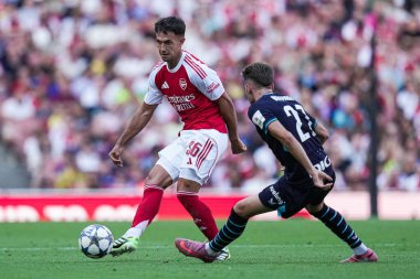 Arsenal 'den Martin Zubimendi, 9 Ağustos 2025' te İngiltere 'nin Emirates Stadyumu' nda oynanan sezon öncesi dostluk maçı Arsenal - Athletic Bilbao maçında pas attı.