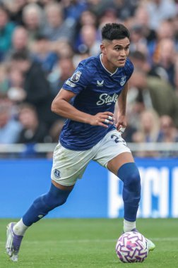 Everton 'dan Carlos Alcaraz, 9 Ağustos 2025' te İngiltere 'nin Liverpool kentinde bulunan Hill Dickinson Stadyumu' nda oynanan Everton-A.S. Roma maçında topa vuruyor.