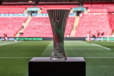 UEFA Konferans Ligi kupası, 10 Ağustos 2025 'te Wembley Stadyumu' nda oynanan FA Community Shield maçı sırasında Crystal Palace 'a karşı Liverpool maçındaydı.