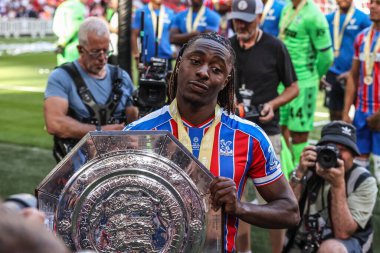Crystal Palace 'dan Eberechi Eze, 10 Ağustos 2025' te Wembley Stadyumu 'nda oynanan FA Community Shield maçı sırasında FA Community Shield' ı kazanmasını kutluyor.