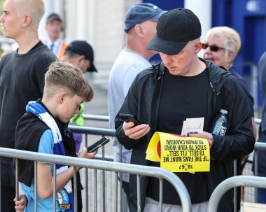 Sheffield Wednesday taraftarları, 10 Ağustos 2025 'te İngiltere' nin Leicester kentindeki King Power Stadyumu 'nda Leicester City ile Sheffield Çarşamba günü oynanan Sky Bet Şampiyonası maçında bekçileri Dejphon Chansiri' yi protesto ettiler.
