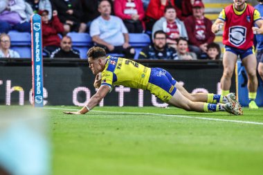 Warrington Wolves takımından Josh Thewlis, 8 Ağustos 2025 'te Warrington, İngiltere' de oynanan 21. Warrington Wolves vs Wigan Warriors maçında bir deneme için sahaya çıkıyor.