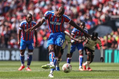 Kristal Saray 'dan Jean-Philippe Mateta, 10 Ağustos 2025' te Londra 'daki Wembley Stadyumu' nda oynanan FA Community Shield maçı sırasında 1-1 öne geçmek için penaltı aldı.