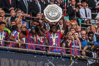 Crystal Palace, Wembley Stadyumu 'nda oynanan FA Community Shield maçı sırasında FA Community Shield' ı kaldırdı.