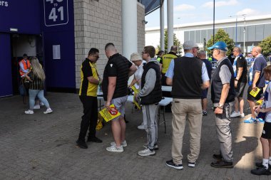 Sheffield Wednesday taraftarları, 10 Ağustos 2025 'te İngiltere' nin Leicester kentindeki King Power Stadyumu 'nda Leicester City ile Sheffield Çarşamba günü oynanan Sky Bet Şampiyonası maçında bekçileri Dejphon Chansiri' yi protesto ettiler.