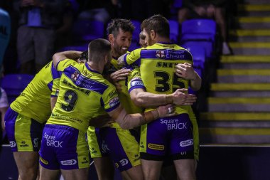 Warrington Wolves takımından George Williams, 8 Ağustos 2025 'te Warrington, Warrington' da oynanan 21. Warrington Wolves vs Wigan Warriors karşılaşmasında denemesini kutluyor.