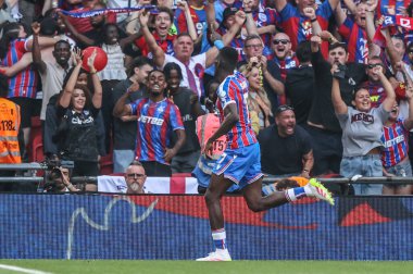 Crystal Palace 'dan Ismala Sarr, 10 Ağustos 2025' te Londra 'daki Wembley Stadyumu' nda oynanan FA Community Shield maçı sırasında 2-2 'lik galibiyet golünü kutluyor.