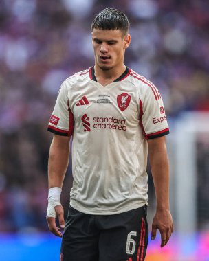 Liverpool 'dan Milos Kerkez, 10 Ağustos 2025' te İngiltere 'nin Wembley Stadyumu' nda oynanan FA Community Shield maçı sırasında Liverpool 'a karşı Crystal Palace maçında