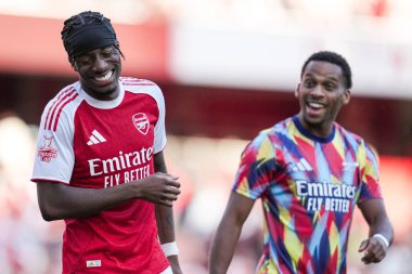 Arsenal 'den Noni Madueke ve Arsenal' den Jurrien Timber, 9 Ağustos 2025 'te Emirates Stadyumu' nda oynanan sezon öncesi dostluk maçı sırasında Arsenal, Athletic Bilbao 'ya karşı.