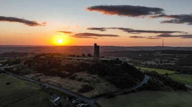 Güneş, Victoria Kulesi, Castle Hill, Huddersfield, Birleşik Krallık, 9 Ağustos 2025 'te yükseliyor.