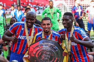 Crystal Palace 'dan Joel Ward, 10 Ağustos 2025' te Londra, Wembley Stadyumu 'nda oynanan FA Community Shield maçı sırasında FA Community Shield ile kutlama yapıyor.