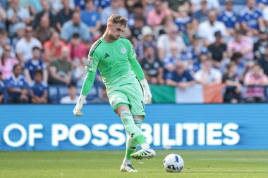 Leicester City 'den Jakub Stolarczyk, Leicester City' nin 10 Ağustos 2025 'te King Power Stadyumu' nda Leicester City ile Sheffield 'ın oynadığı maçta maç yapıyor.