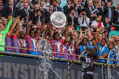 Crystal Palace, Wembley Stadyumu 'nda oynanan FA Community Shield maçı sırasında FA Community Shield' ı kaldırdı.