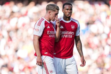 Arsenal 'den Viktor Gyokeres ve Arsenal' den Gabriel, 9 Ağustos 2025 tarihinde Emirates Stadyumu 'nda oynanan Arsenal - Athletic Bilbao maçında