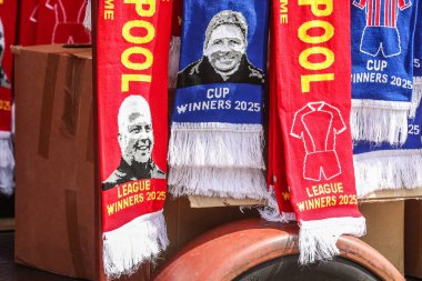 Liverpool ve Everton eşarpları 10 Ağustos 2025 'te Wembley, İngiltere' deki Wembley Stadyumu 'nda oynanan FA Community Shield maçı sırasında Wembley dışında satılıyor.