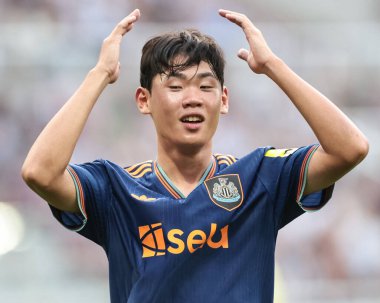 Newcastle 'dan Seung-soo Park Untie, 8 Ağustos 2025' te St. James 's Park, Newcastle, İngiltere' de oynanan ön sezon dostu Newcastle United 'ın Espanyol' a karşı oynadığı maçta kaçırdığı golün ardından tepki gösterdi.