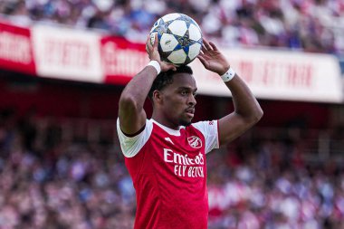Arsenal 'den Jurrien Timber, 9 Ağustos 2025' te Emirates Stadyumu 'nda Arsenal ile Athletic Bilbao arasında oynanan sezon öncesi dostluk maçı sırasında