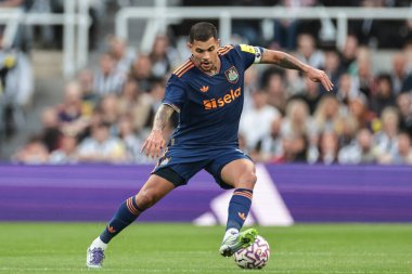 Newcastle 'dan Bruno Guimaraes 8 Ağustos 2025' te St. James 's Park, Newcastle' da oynanan sezon öncesi dost Newcastle United 'a karşı Espanyol maçında topla berabere kaldı.